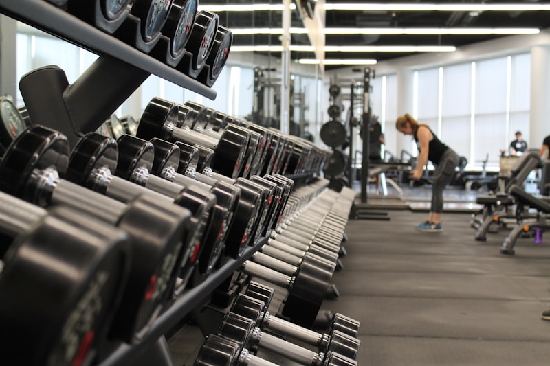 Atleta se preparando para o treino em academia escura